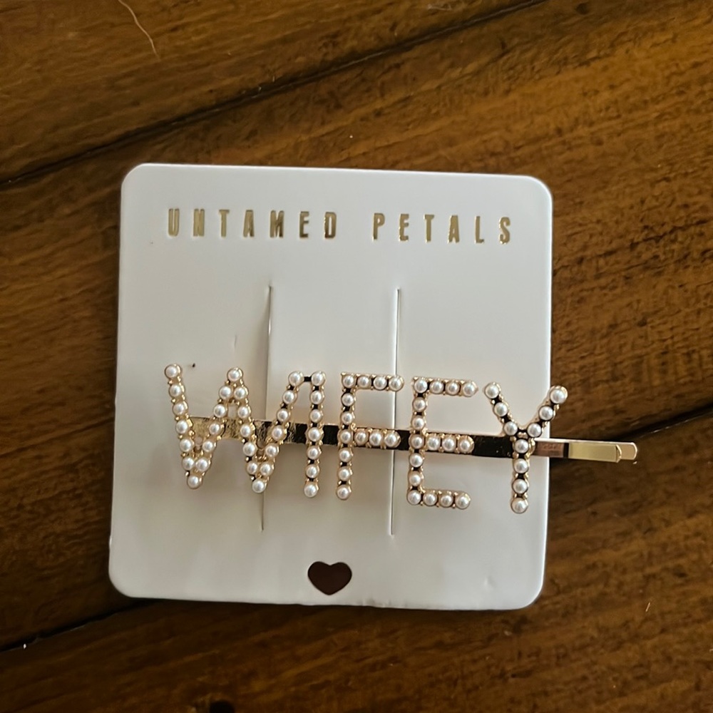“Wifey” pearl hair clip